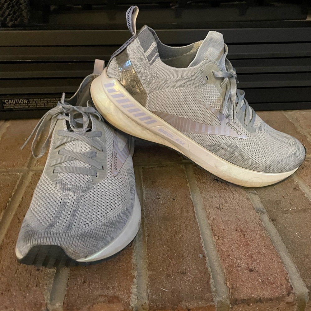 Women’s Brooks Bedlam running shoes size 10. Gray with lavender trim.